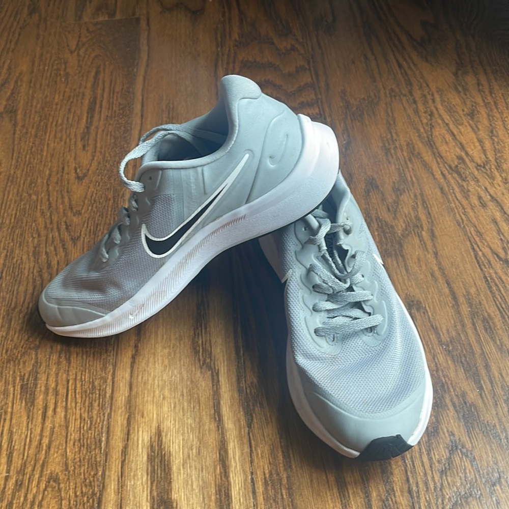 Excellent used condition Nike sneakers size 5 grey